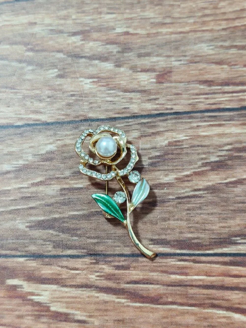 Gold-Tone Pearl & Crystal Flower Brooch – Elegant Floral Pin in Gold and Green